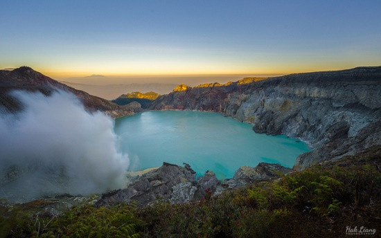 Khi tiến vào miệng núi lửa Kawah Ijen, du khách phải mặc trang phục bảo hộ và đeo mặt nạ phòng độc.