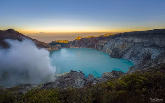Khi tiến vào miệng núi lửa Kawah Ijen, du khách phải mặc trang phục bảo hộ và đeo mặt nạ phòng độc.