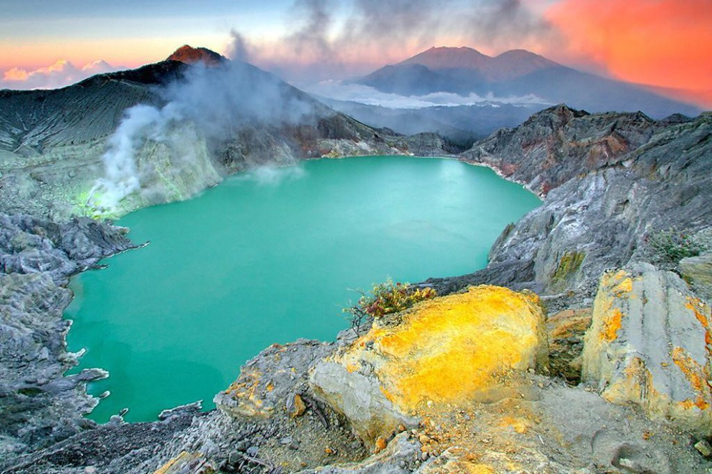 Du khách đứng cách xa hồ Kawah Ijen để có thể chiêm ngưỡng hồ nước mà không gặp nguy hiểm.