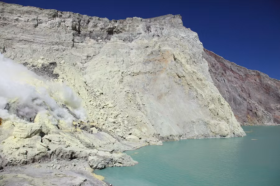 Cụ thể, Kawah Ijen là ngọn núi lửa đang hoạt động. Hồ nước cùng tên trên miệng núi lửa này có màu xanh dương bắt mắt.