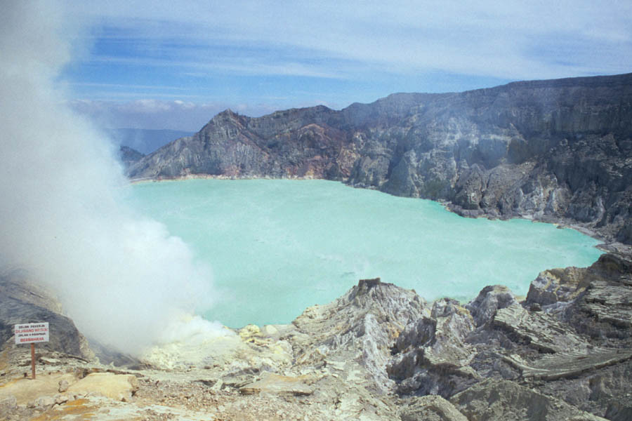 Nằm trên miệng núi lửa Kawah Ijen ở Đông Java, Indonesia, hồ nước Kawah Ijen là một trong những nơi đặc biệt nhất thế giới. Hồ nước phát ra ánh sáng xanh huyền ảo vào ban đêm vô cùng bắt mắt nhưng ẩn sau đó là sự nguy hiểm chết người.