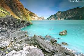 Du khách thường lựa chọn chinh phục nơi này vào buổi tối. Hành trình này khá vất vả và nguy hiểm khi du khách phải leo núi khoảng 2 giờ đồng hồ.