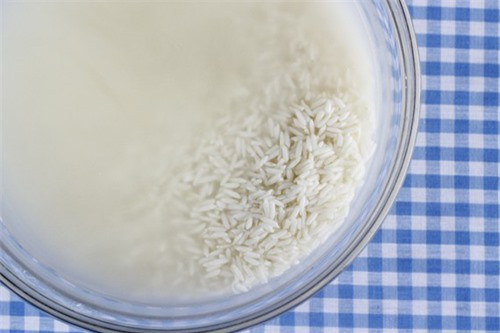 5 meo lam sach cuc hay voi nuoc vo gao