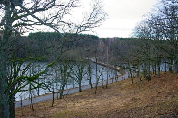 Hồ Asveja là hồ lớn nhất ở Lithuania. Các nhà khảo cổ có nhiều phát hiện quan trọng tại Asveja kể từ năm 1998. Tại đây, các chuyên gia từng tìm thấy một số xác tàu và cổ vật có niên đại vào thế kỷ 16 - 17.