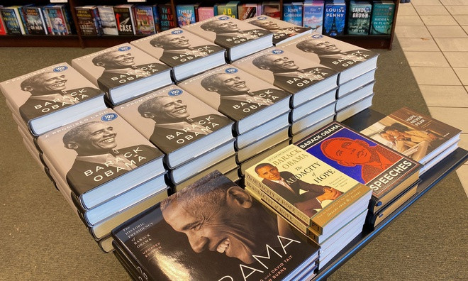 Cuốn sách "A Promised Land" của ông Obama do nhà xuất bản Penguin Random House phát hành. Chỉ trong ngày đầu ra mắt, gần 890.000 bản "A Promised Land" được bán ở Bắc Mỹ.