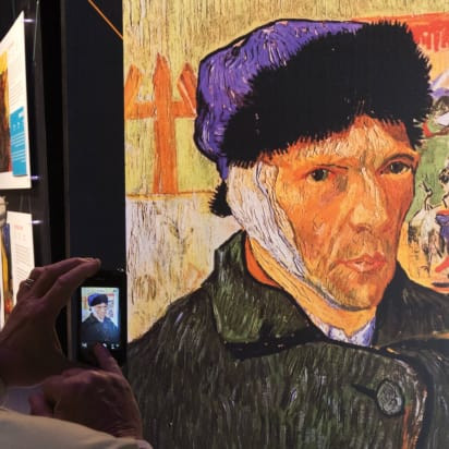 Theo đó, vào ngày 22/12/1888, Gauguin rời đi trong đêm. Lúc này, Van Gogh suy sụp tinh thần. Đến tối ngày hôm sau, Van Gogh tự cắt tai trái của mình rồi đưa nó cho một phụ nữ.