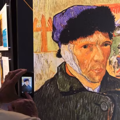 Theo đó, vào ngày 22/12/1888, Gauguin rời đi trong đêm. Lúc này, Van Gogh suy sụp tinh thần. Đến tối ngày hôm sau, Van Gogh tự cắt tai trái của mình rồi đưa nó cho một phụ nữ.