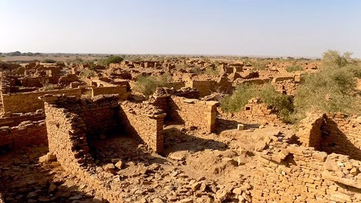 Khi tới thăm ngôi làng Kuldhara, Salim Singh tình cờ gặp và đem lòng yêu một cô gái. Người đàn ông này muốn cưới cô gái về làm vợ nhưng không được cha của người yêu chấp nhận.