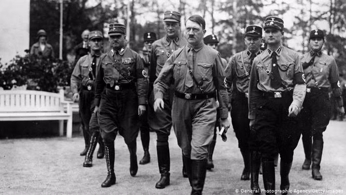 Vào ngày 22/6/1941, Hitler cho quân Đức quốc xã thực hiện chiến dịch Barbarossa nhằm thôn tính Liên Xô sau khi chiếm đóng được một số nước ở châu Âu như Ba Lan, Pháp.