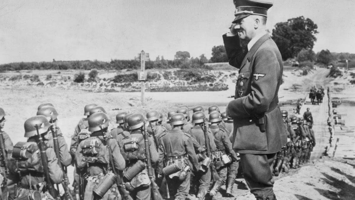 Một sai lầm lớn khác của Hitler khiến quân Đức quốc xã tổn thất lớn là trùm phát xít do dự khi đưa ra quyết định ở Normandy. Cụ thể, ngay từ đầu năm 1944, lực lượng tình báo của phát xít Đức thu thập được thông tin rằng quân Đồng minh sắp vượt eo biển Manche.