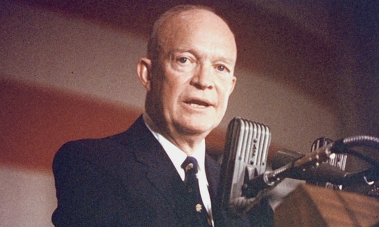 Thêm nữa, ông Eisenhower là Tổng thống đầu tiên trong lịch sử Mỹ có bằng lái máy bay.
