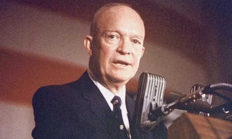 Thêm nữa, ông Eisenhower là Tổng thống đầu tiên trong lịch sử Mỹ có bằng lái máy bay.