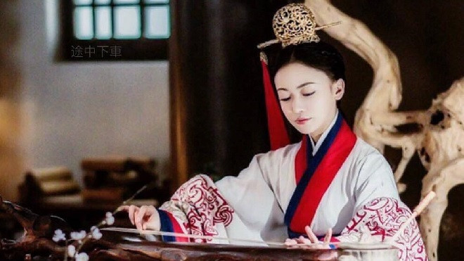 Tương truyền, Triệu Cơ bí mật sinh 2 người con cho Lao Ái. Sau khi 2 đứa trẻ chào đời, Lao Ái đưa các con đến nơi bí mật để nuôi dưỡng. Thái giám dởm này lên kế hoạch ám sát Tần Thủy Hoàng để đưa con lên ngôi hoàng đế.