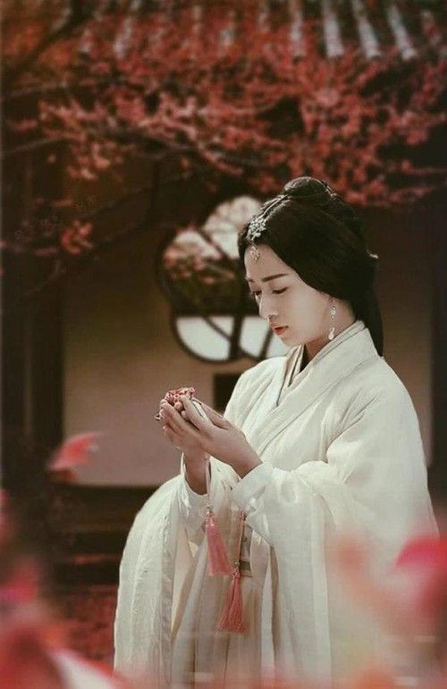 Mặc dù là thái hậu có địa vị và quyền lực lớn trong cung nhưng mẹ Tần Thủy Hoàng không chịu được cảnh cô đơn, lạnh lẽo một mình sau khi chồng chết.