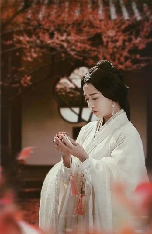 Mặc dù là thái hậu có địa vị và quyền lực lớn trong cung nhưng mẹ Tần Thủy Hoàng không chịu được cảnh cô đơn, lạnh lẽo một mình sau khi chồng chết.