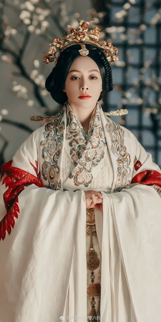 Ba năm sau khi Trang Tương Vương lên ngôi hoàng đế thì băng hà. Theo đó, Doanh Chính kế vị và đăng cơ lên ngôi vị quân chủ nước Tần. Triệu Cơ cũng vì vậy được con trai sắc phong làm thái hậu.