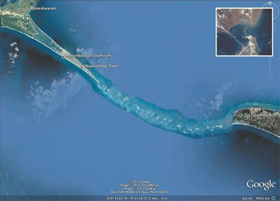 Tuy nhiên, những bức ảnh chụp từ vệ tinh sẽ giúp mọi người nhìn thấy một vết mờ của dải cát nông nối liền đảo Rameswaram của Ấn Độ với đảo Mannar của Sri Lanka.