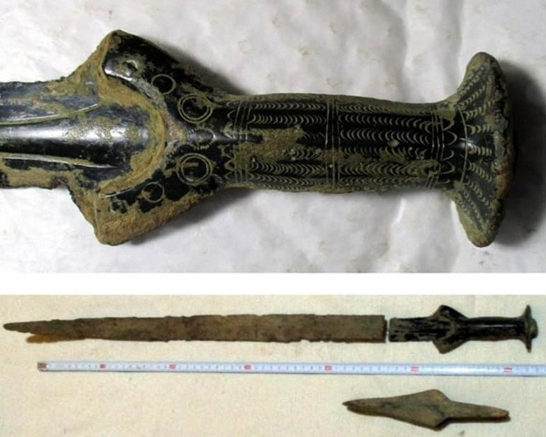 Theo đó, các bọt khí xuất hiện trên thanh kiếm khiến nó không quá cứng như những thanh kiếm làm từ thép. Nhà khảo cổ Juchelka cho rằng, thanh kiếm 3.300 tuổi trên có thể được dùng trong một số nghi lễ.