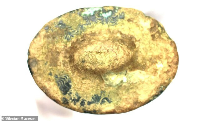 Cụ thể, thanh kiếm có núm tròn ở chuôi kiếm và phần cán được trang trí công phu với những vòng tròn khắc thủ công. Vũ khí này còn nổi bật với các dấu hình trăng lưỡi liềm xếp thành dàng.