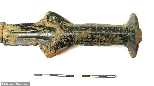 Theo lời kể của ông Novák, ông vô tình phát hiện mẩu kim loại nhô ra giữa những tảng đá. Do vậy, ông tiếp tục đào xới để tìm hiểu xem đó là cái gì.