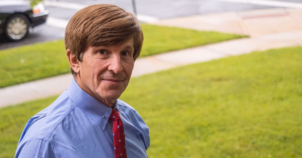 Ông Lichtman gây xôn xao dư luận khi đưa ra dự đoán ứng viên nào sẽ trở thành Tổng thống tiếp theo của Mỹ. Thông qua hệ thống "13 yếu tố chính" do chính ông thiết kế, giáo sư Đại học Mỹ dự đoán ông Biden sẽ đánh bại ông Trump. Trước đó, ông Lichtman nổi tiếng thế giới là người dự đoán chính xác kết quả các cuộc bầu cử Tổng thống Mỹ từ năm 1984.