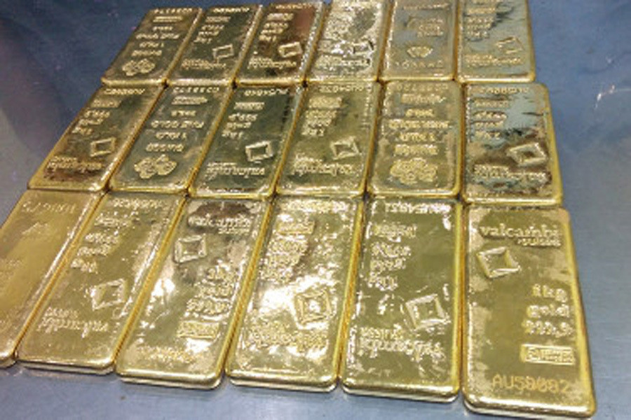 Phi vu chan dong: Vac 51kg vang qua bien gioi tuon vao Viet Nam-Hinh-2