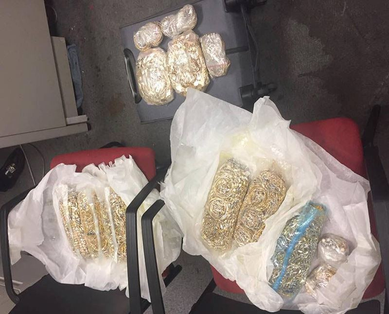 Phi vu chan dong: Vac 51kg vang qua bien gioi tuon vao Viet Nam-Hinh-3