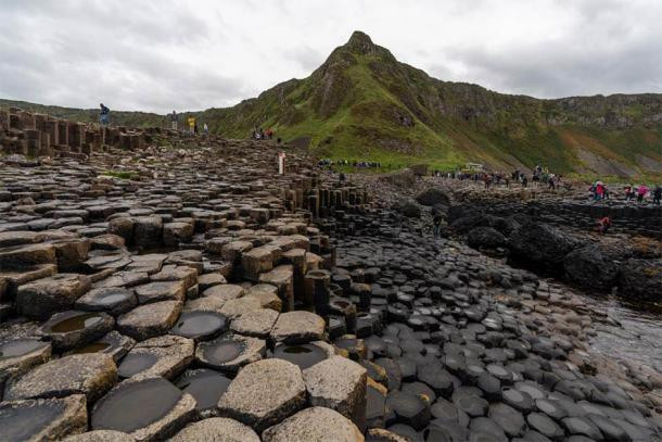 Mỗi cột bazan có chiều cao từ vài mét cho đến hàng chục mét. Cột bazan cao nhất ở Giant's Causeway đạt 12m.
