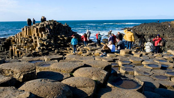 Dù chưa tìm được bằng chứng chứng minh Giant's Causeway có liên quan đến người khổng lồ nhưng những câu chuyện về nơi này càng thu hút du khách hơn.