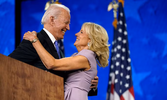 Kể từ đó đến nay, ngoài công việc nội trợ, bà Jill luôn đồng hành, ủng hộ và hỗ trợ chồng trong sự nghiệp chính trị. Trong suốt thời gian tranh cử Tổng thống Mỹ, bà Jill đồng hành và ủng hộ chồng trong mọi quyết định. Vì vậy, chiến thắng trong cuộc bầu cử Tổng thống Mỹ năm 2020 của ông Biden không thể không nhắc đến sự đóng góp thầm lặng của phu nhân Jill.