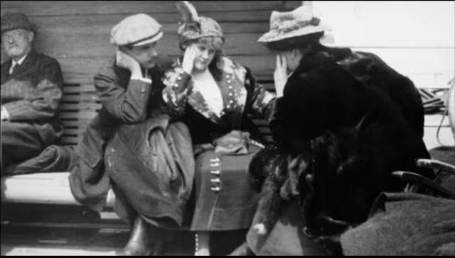 Khi chứng kiến thảm kịch hàng hải này, Bernice sử dụng chiếc máy ảnh Kodak Brownie được tặng trong dịp sinh nhật lần thứ 17 để chụp những khoảnh khắc khó quên về vụ chìm tàu Titanic. Trong ảnh là vợ chồng George A. Harder ngồi trên tàu Carpathia chưa hết bàng hoàng khi vừa thoát chết trong vụ đắm tàu Titanic khiến hơn 1.000 người thiệt mạng.