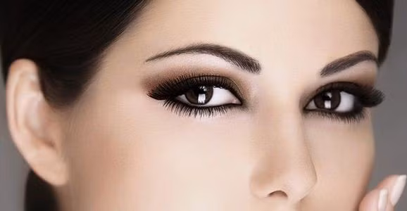 Phụ nữ có lông mày nhạt, đứt đoạn: Phụ nữ có nét tướng này không gặp may mắn trong hôn nhân. Đây là người không kiên trì, không có chính kiến rõ ràng. Tính cách của họ thuộc kiểu sớm nắng chiều mưa, bi lụy trong chuyện tình cảm nên dễ khiến bạn đời cảm thấy mệt mỏi, chán nản.