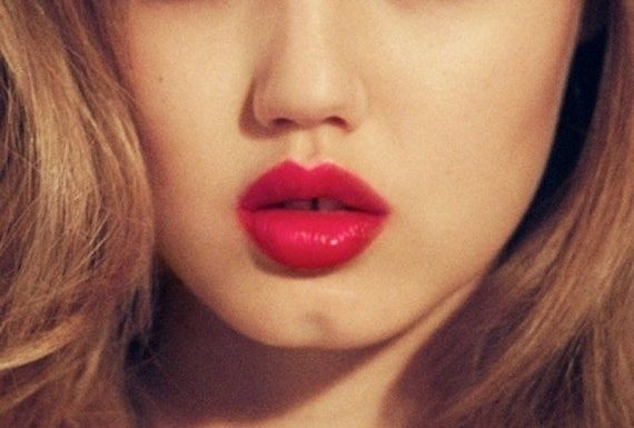  Phụ nữ có môi dày, miệng rộng: Người xưa có câu "đàn ông miệng rộng thì sang, đàn bà miệng rộng tan hoang cửa nhà". Câu này ý chỉ những người phụ nữ miệng rộng dễ gây thị phi, khiến các mối quan hệ xung quanh trở nên bất hòa. Dù không cố ý nhưng bản mệnh và cái tôi quá lớn của người có nét tướng này khiến họ không biết nhún nhường, khéo léo trong giap tiếp nên gây ra họa lớn. 