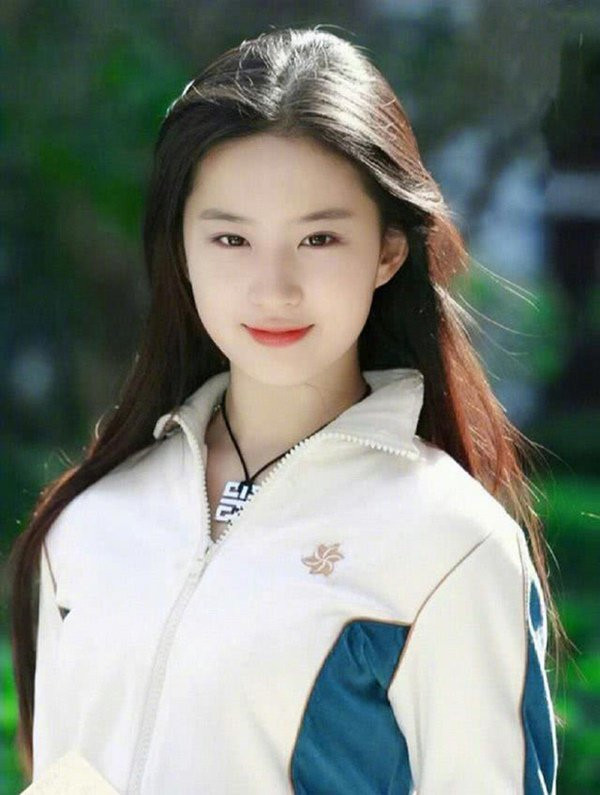 Đặc biệt, những người này có thêm đôi lông mày dài hơn so với mắt thì càng thêm hưng thịnh. Cuộc sống có đủ vinh hoa phú quý làm việc gì cũng dễ dàng thành công thăng tiến.