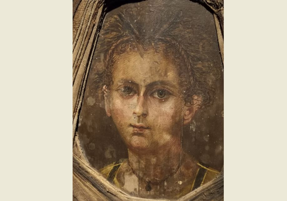 Điều đặc biệt là chân dung xác ướp trên cổ quan tài khắc họa hình ảnh một phụ nữ trưởng thành.