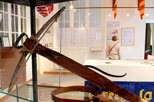 Ngay cả trong trường hợp đối phương mặc áo giáp thì người lính châu Âu có thể dùng nỏ bắn tên xuyên qua. Trước sự lợi hại của cung nỏ, các đội quân bộ binh ở những nước châu Âu sử dụng rộng rãi vũ khí này.