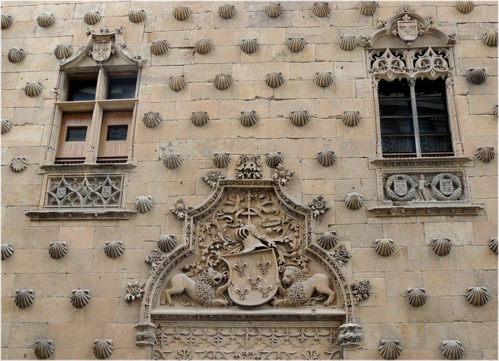 Bá tước Santa Coloma, chủ sở hữu của ngôi nhà, đã giao Casa de las Conchas cho hội đồng thành phố dưới dạng hợp đồng thuê vào năm 1967, với giá trị tượng trưng là 1 peseta vàng và hợp đồng có giá trị trong 99 năm. Kể từ đó cho đến nay, Casa de las Conchas là một trong những điểm thu hút khách du lịch nhất Tây Ban Nha.