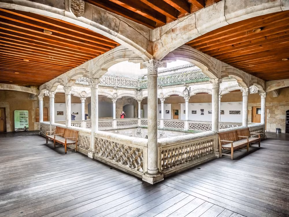 Một truyền thuyết kể rằng, một đồng tiền vàng được giấu bên dưới mỗi vỏ sò tại Casa de las Conchas. Tuy nhiên, sự việc này chưa bao giờ được kiểm chứng.