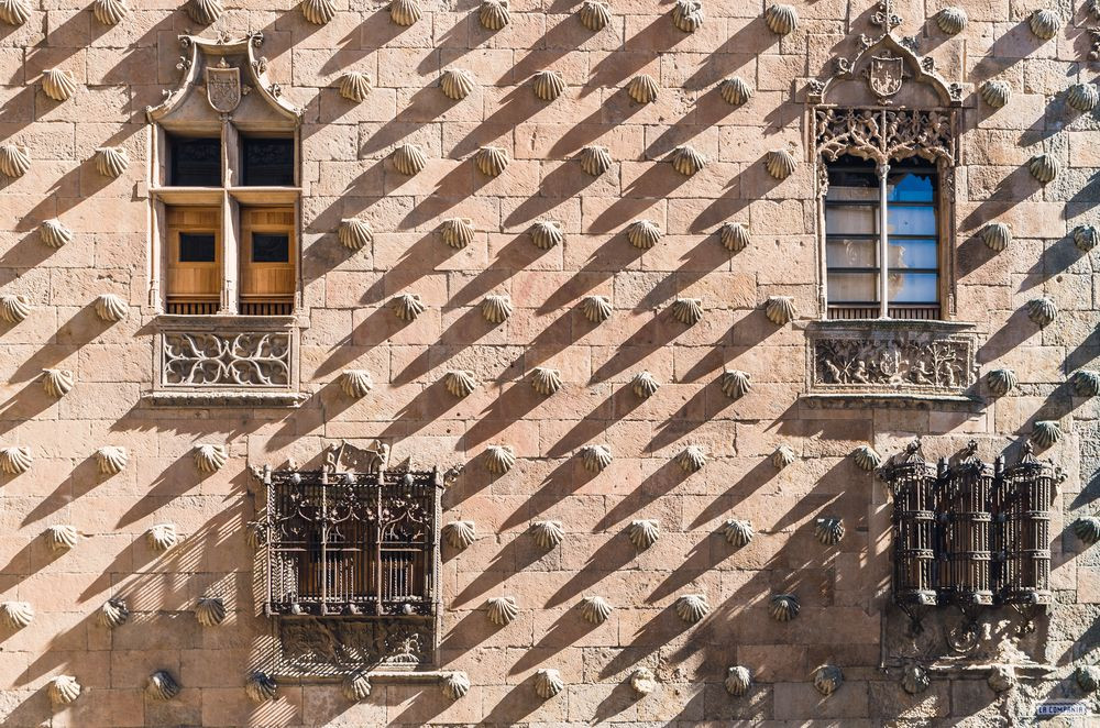 Một trong những địa điểm du lịch hút khách nhất ở Tây Ban Nha là ngôi nhà vỏ sò Casa de las Conchas tọa lạc tại Salamanca.