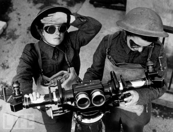 Hai phụ nữ Anh sử dụng thiết bị quan sát kịp thời phát hiện máy bay địch để các lực lượng sẵn sàng chiến đấu tiêu diệt kẻ thù.