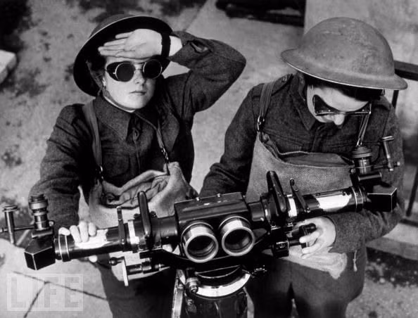 Hai phụ nữ Anh sử dụng thiết bị quan sát kịp thời phát hiện máy bay địch để các lực lượng sẵn sàng chiến đấu tiêu diệt kẻ thù.