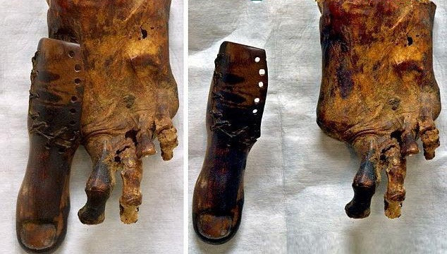 Người sử dụng ngón chân giả này có thể dễ dàng cử động vì nó sử dụng những sợ dây gai để kết nối các phần. Chính bởi những điều này, một số người cho rằng, với kiến thức và kỹ thuật thời đó, người Ai Cập khó có thể sáng chế ra chúng nếu không nhờ sự giúp đỡ của người ngoài hành tinh hay do chính người ngoài Trái đất tạo ra.