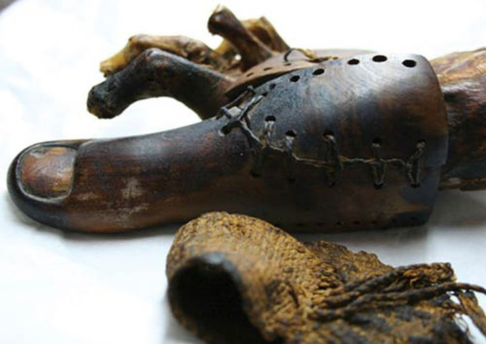 Ngón chân giả có niên đại khoảng 3.000 năm là một trong những vật cổ xưa nhất thế giới. Phát minh nghìn năm tuổi này làm dấy lên hoài nghi cho rằng nó là món đồ do người người ngoài hành tinh tạo ta.