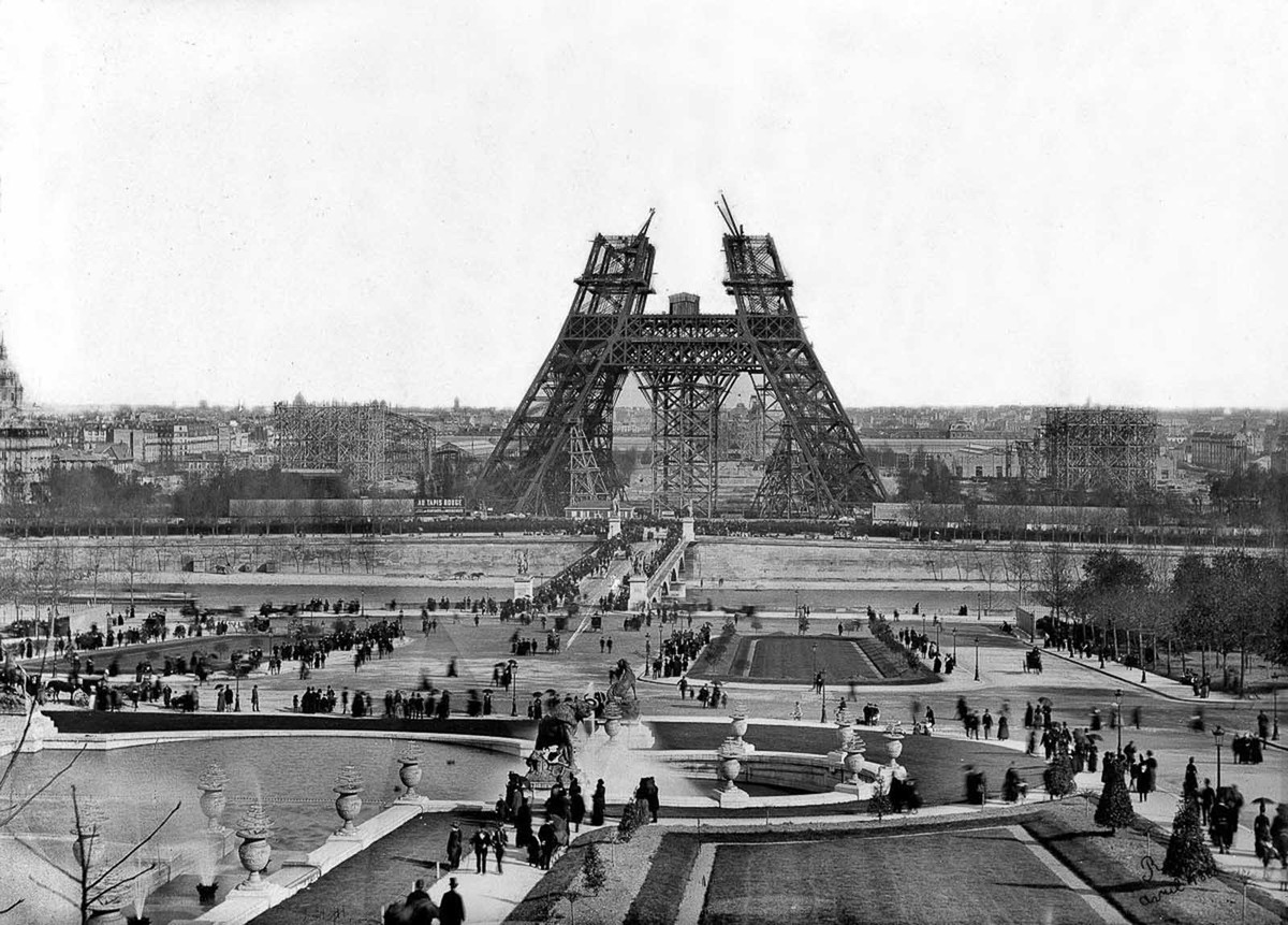 Sau đó, quá trình thi công tháp Eiffel bước vào giai đoạn 2. Các công nhân thi công, lắp đặt thang máy để phục vụ du khách lên tầng cao nhất ngắm cảnh.