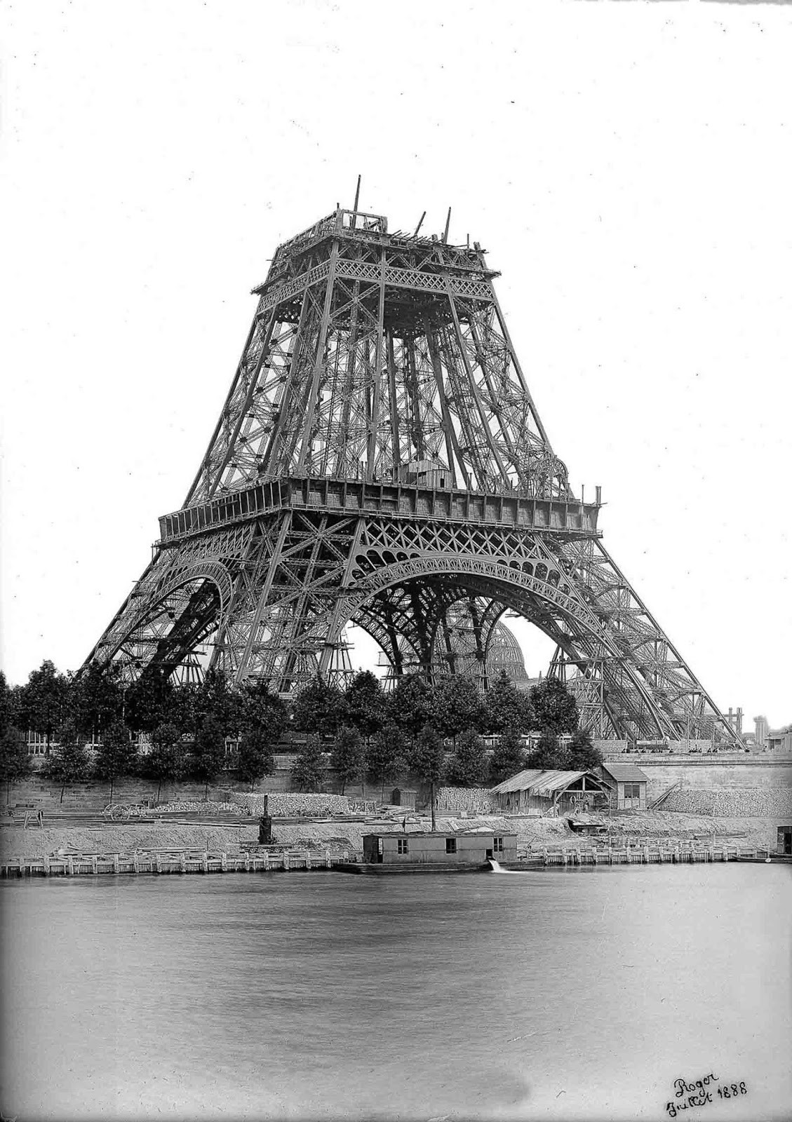 Tháp Eiffel nặng tổng cộng 10.000 tấn. Tính cả ăngten, công trình này cao 324m.