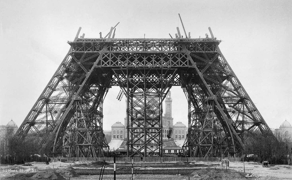 Ảnh chụp tháp Eiffel hoàn thành giai đoạn đầu tiên vào tháng 3/1888.