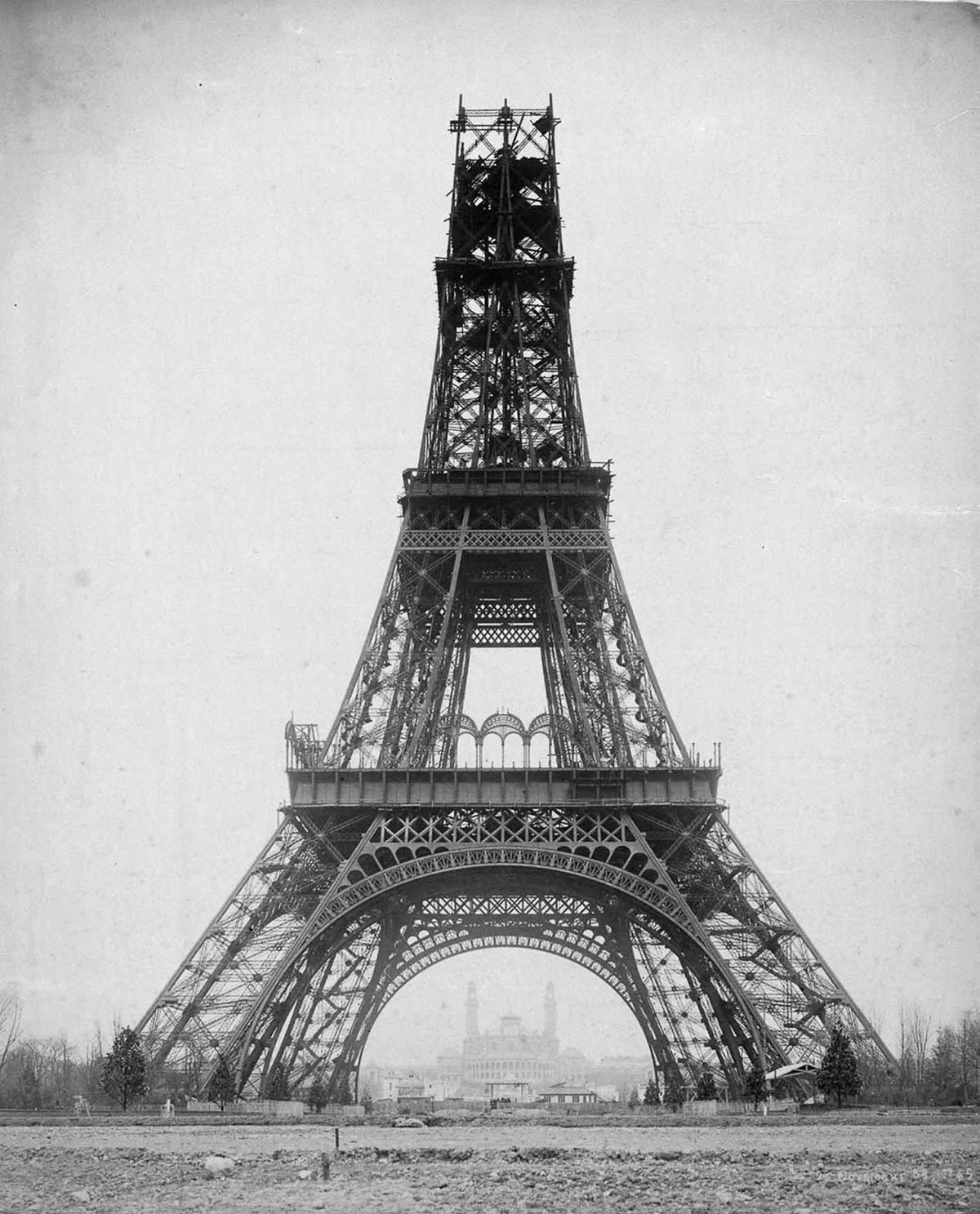 Tháp Eiffel gần hoàn tất quá trình xây dựng vào tháng 12/1888.