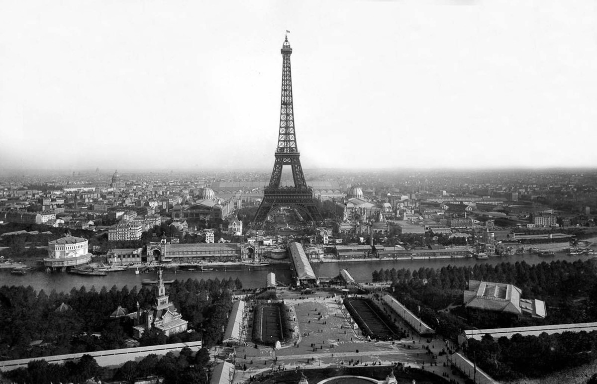 Kể từ khi mở cửa đón khách vào năm 1889 đến nay, tháp Eiffel trở thành công trình biểu tượng, đáng tự hào của nước Pháp. Địa điểm du lịch này mang về nguồn thu ngoại tệ khổng lồ giúp kinh tế Pháp phát triển nhanh.