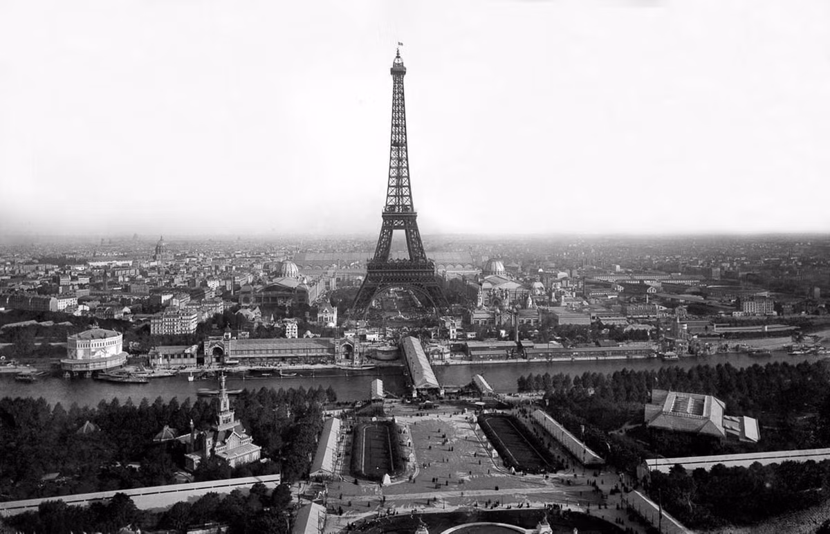 Kể từ khi mở cửa đón khách vào năm 1889 đến nay, tháp Eiffel trở thành công trình biểu tượng, đáng tự hào của nước Pháp. Địa điểm du lịch này mang về nguồn thu ngoại tệ khổng lồ giúp kinh tế Pháp phát triển nhanh.