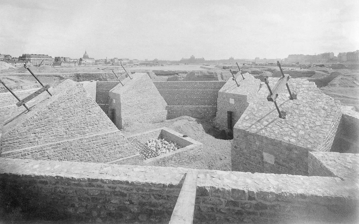 Quá trình xây dựng tháp Eiffel bắt đầu từ ngày 1/7/1887 và hoàn thành sau 22 tháng thi công. Trong ảnh là phần chân tháp Eiffel được xây dựng bằng đá và xi măng.